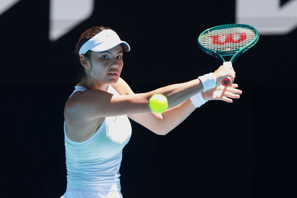 Emma Raducanu infranta de Cristina Bucsa in Singapore