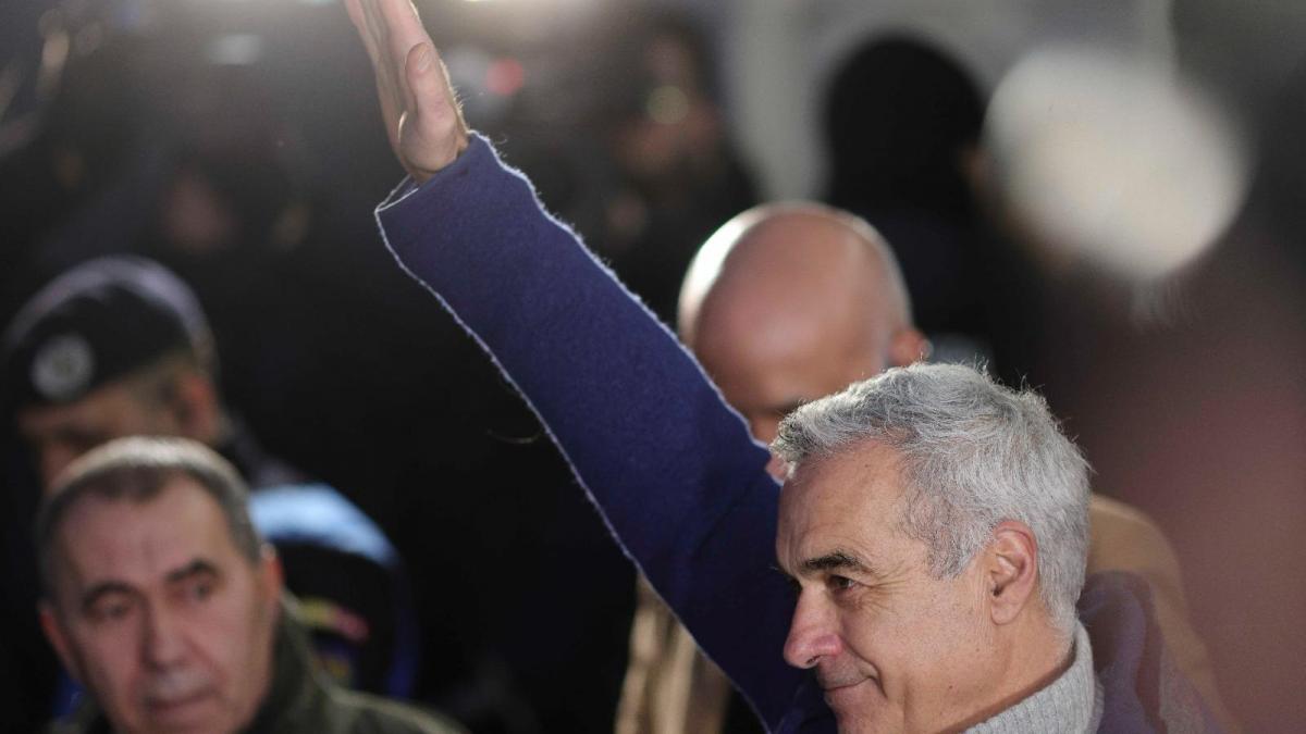 Calin Georgescu a salutat nazist la iesirea din Parchet