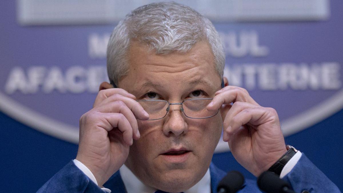 Catalin Predoiu Nu exista democratie cand politicienii se asociaza cu oameni inarmati