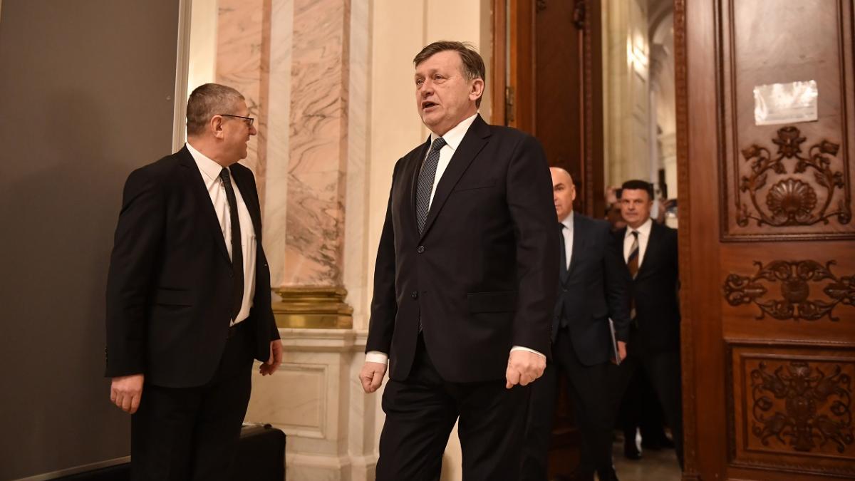 Crin Antonescu doreste reglementarea retelelor sociale Sunt deranjat de posibilitatea falsificarii si instigarii