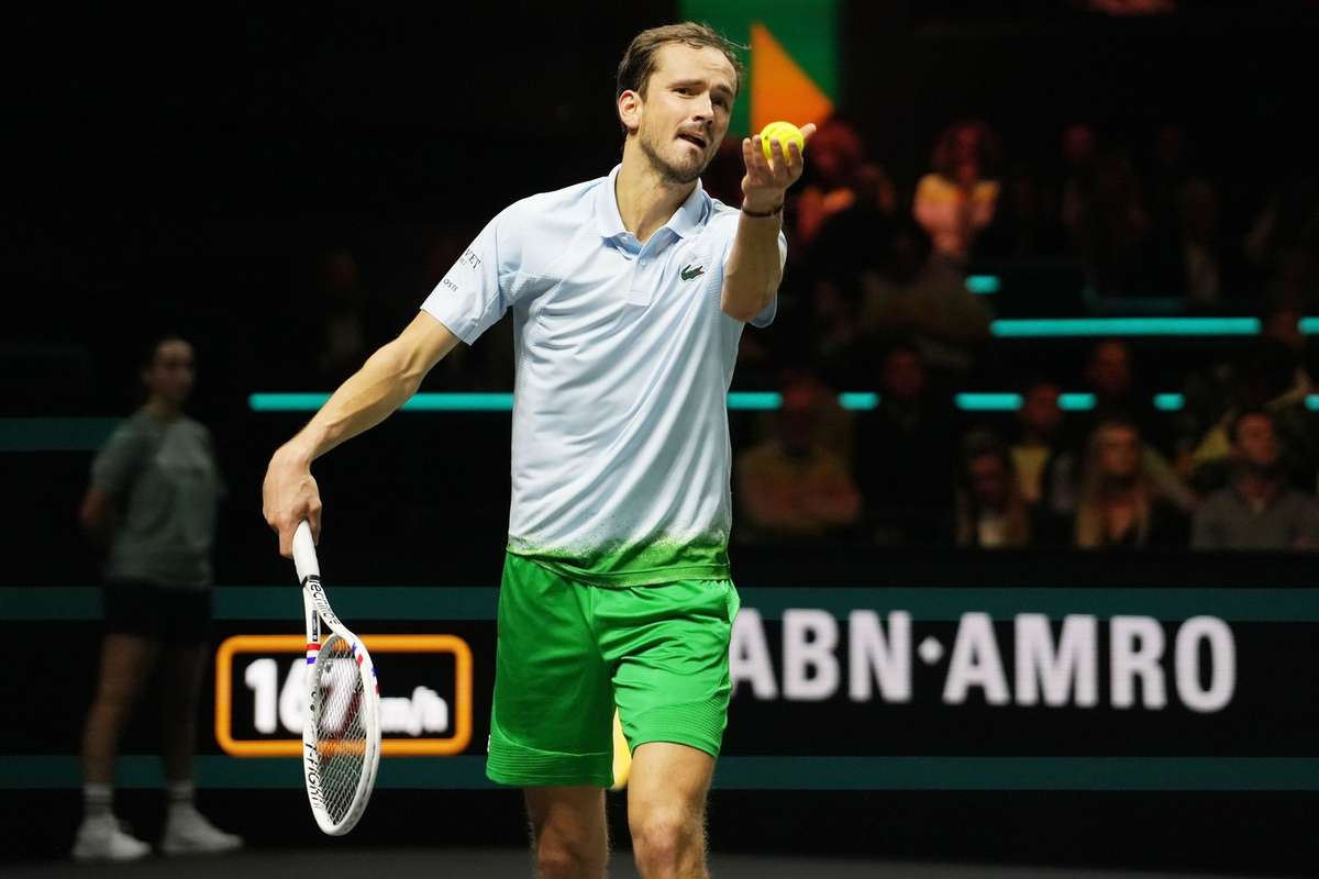 Daniil Medvedev obtine o victorie clara si se califica