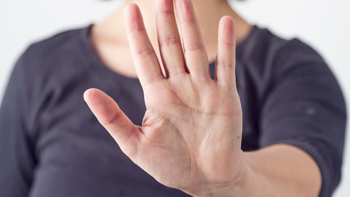 Liberalii condamna violenta de limbaj online si offline