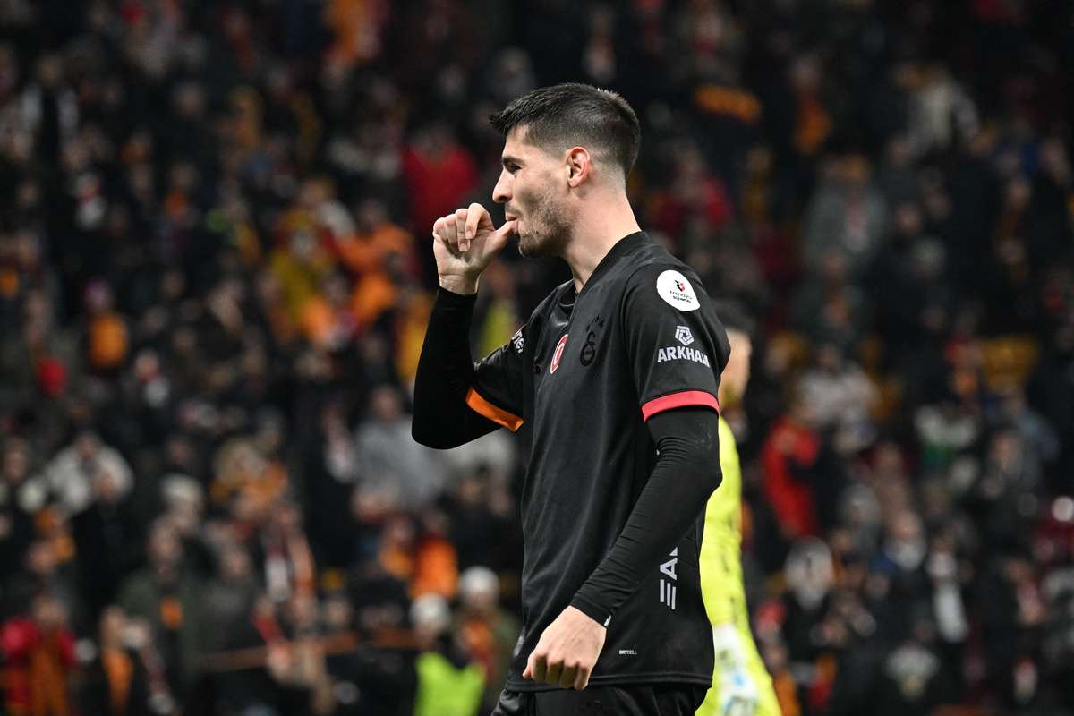 Meciul Galatasaray Adana Demirspor intrerupt Oaspetii au parasit terenul din cauza arbitrajului