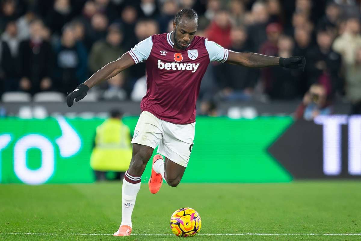 Michail Antonio atacantul West Ham revine in Anglia