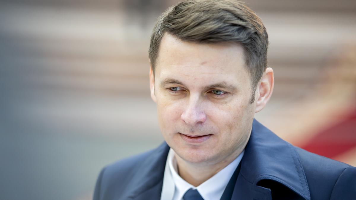 Noul lider al Senatului Reformele continua concedierile raman