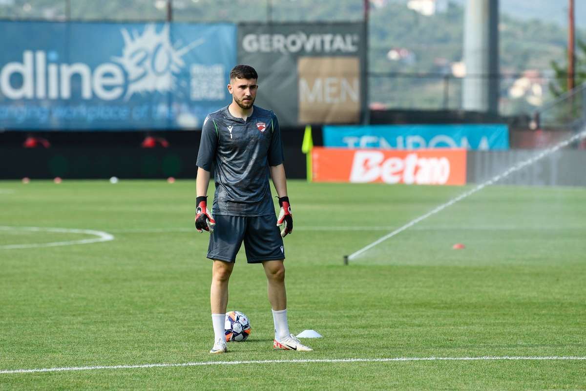Ramine caine rosu Dinamo ia prelungit contractul portarului Alex Rosca