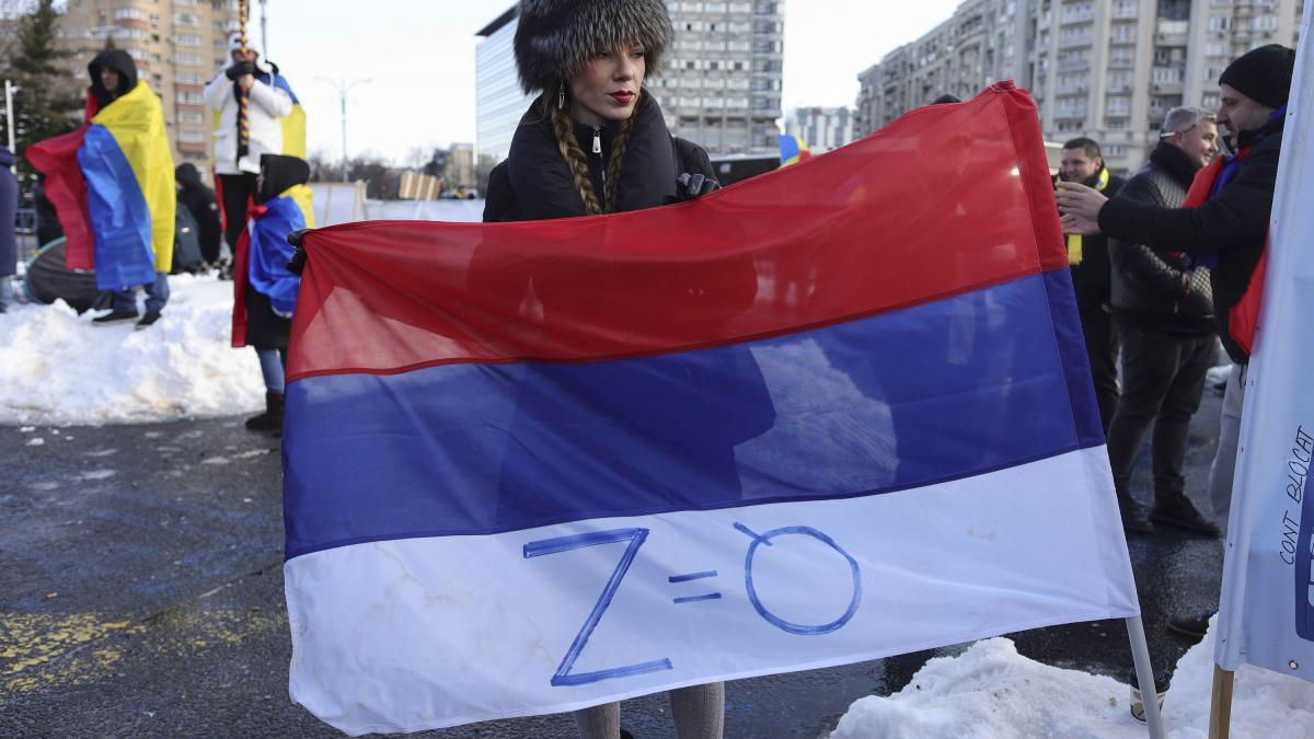 Steagul Rusiei cu simbolul razboiului din Ucraina fluturat la miting pro Calin Georgescu