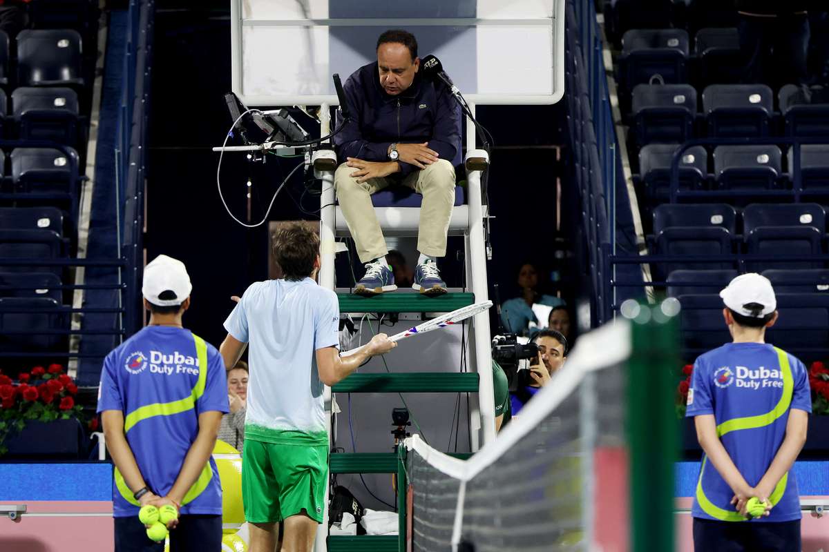 VIDEO Un Medvedev furios paraseste competitia de la Dubai Acuzatii aduse arbitrului