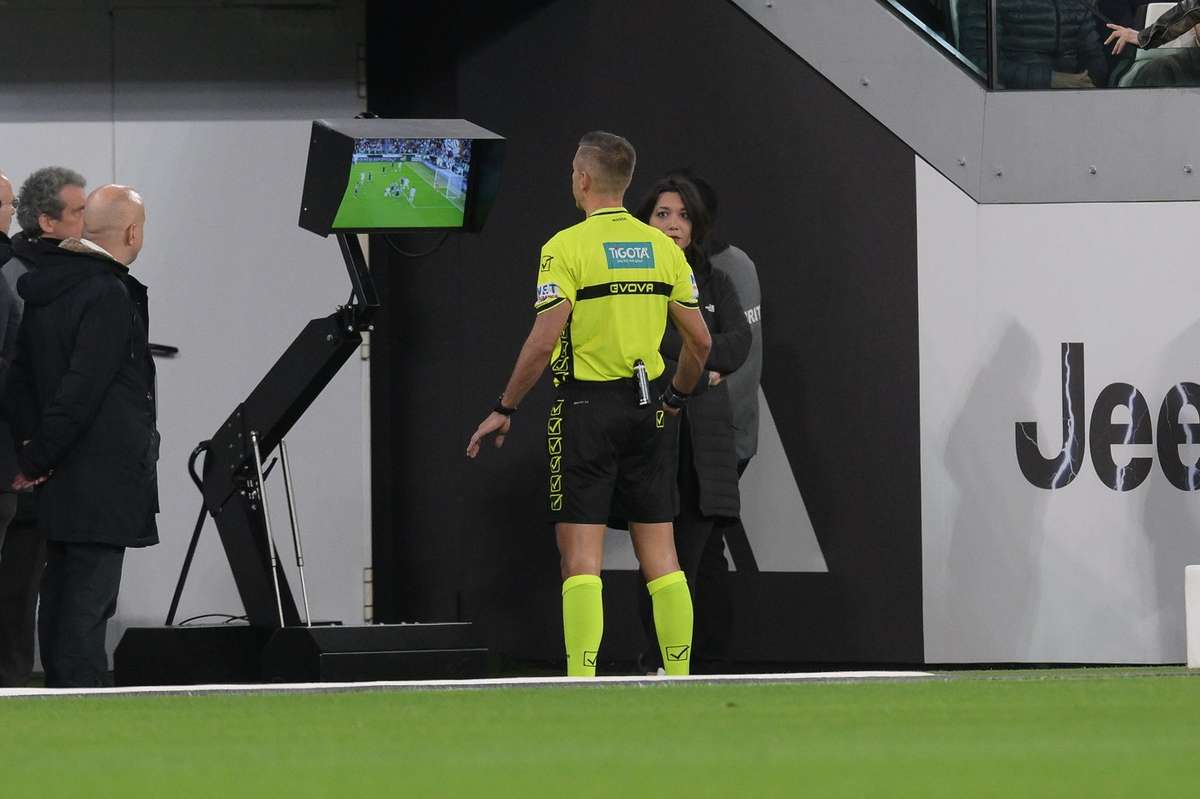Arbitrii vor explica spectatorilor deciziile VAR in Italia