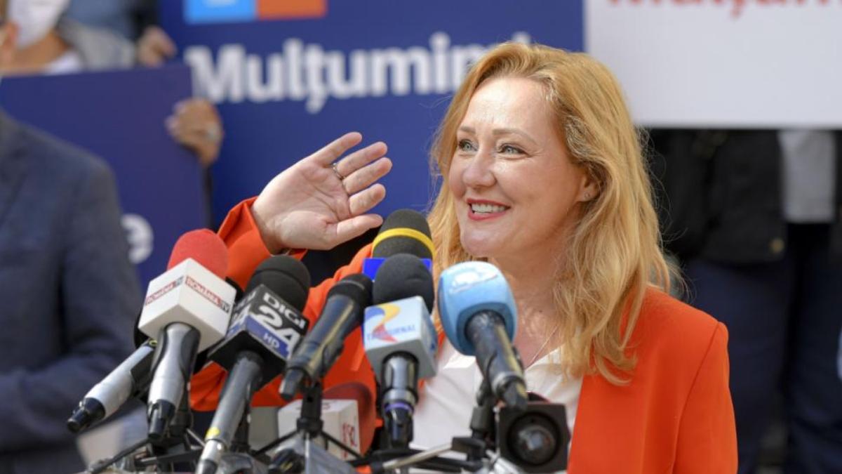 Elena Lasconi candidat prezidential 2025 USR cariera avere familie