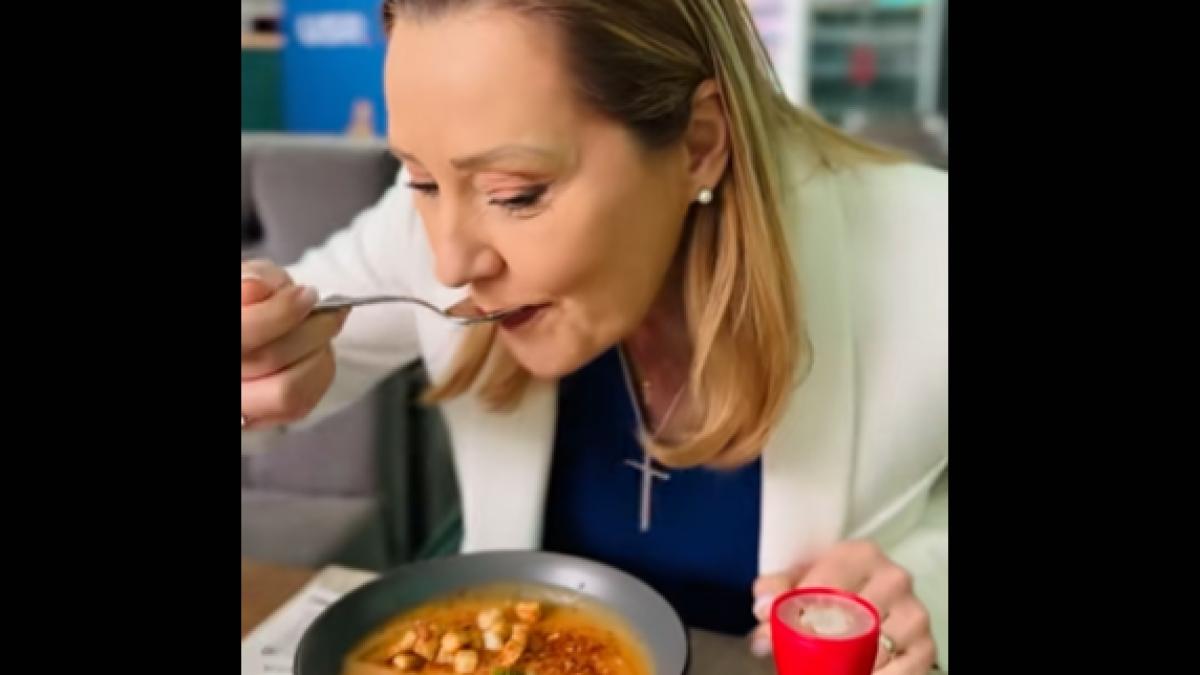 Elena Lasconi s a filmat mancand supa cu panselute A fost o supa prezidentiala