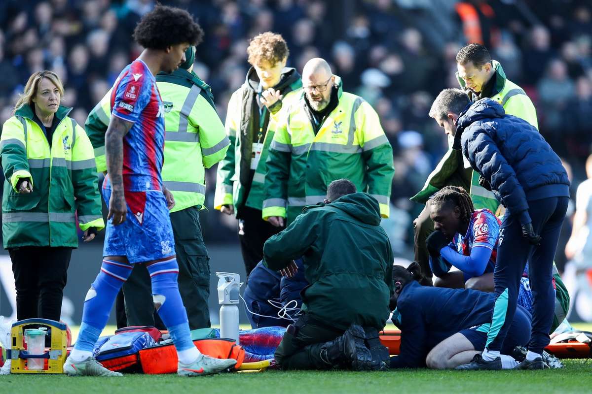 Facut KO Jucatorul Crystal Palace scos pe targa