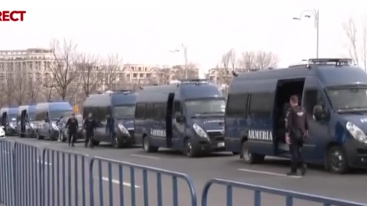 Forte mobilizate la CCR pentru decizia privind candidatura lui Georgescu 25 de dube ale Jandarmeriei mentin ordinea