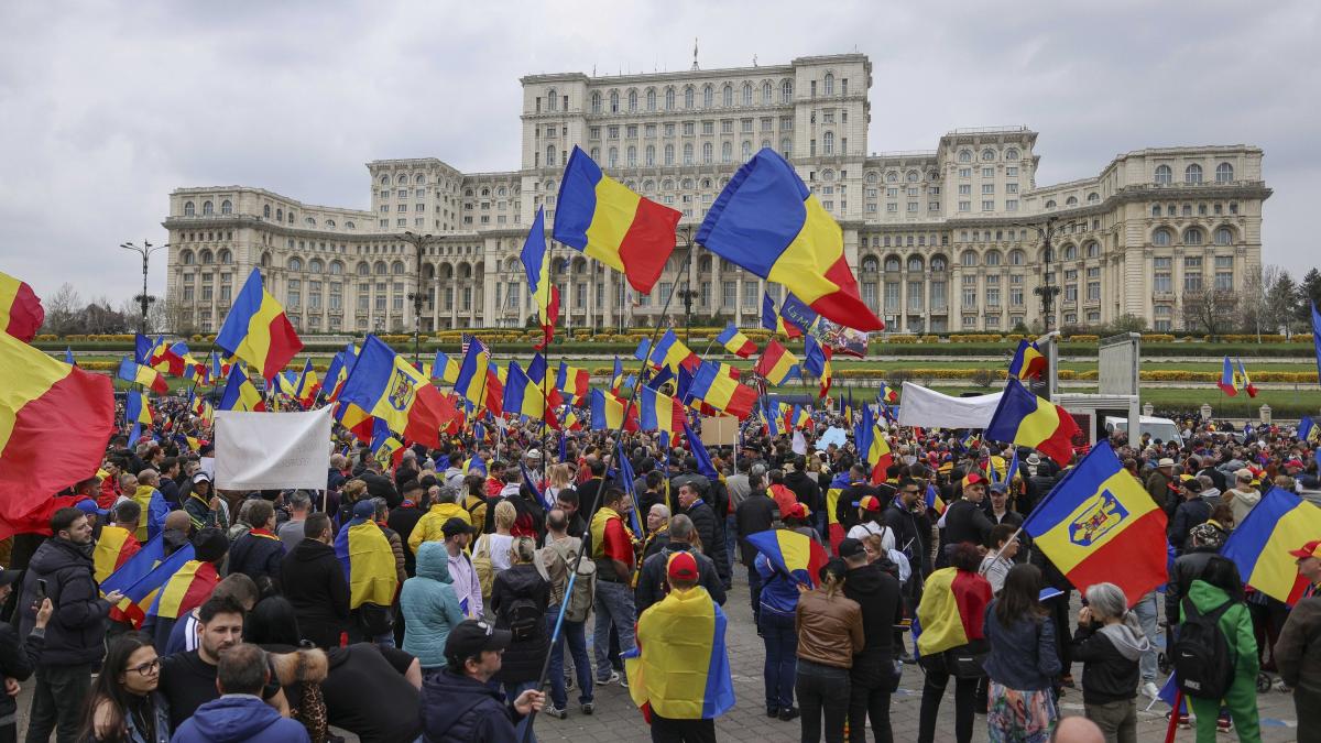 Incidente la mitingul pentru ziua lui Georgescu Jandarmii au scos un legionar si o persoana violenta