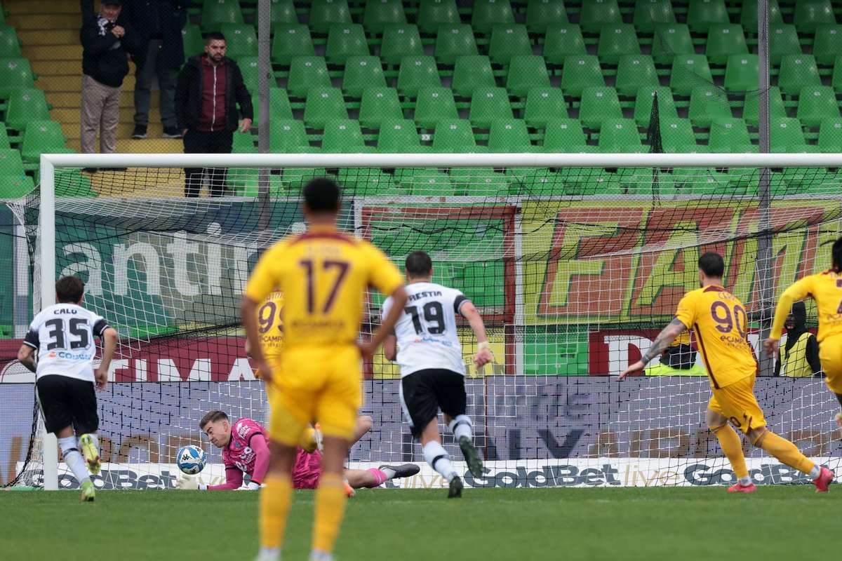 Jonathan Klinsmann apara un penalty cu ajutorul unui copil de mingi In dreapta ta