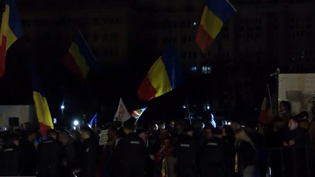 Sustinatorii lui Georgescu protesteaza la CCR Jandarmeria mobilizata