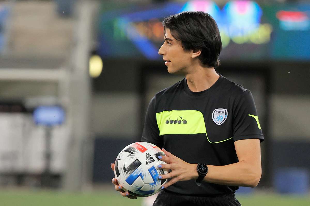 Un arbitru transgen va conduce primul meci international