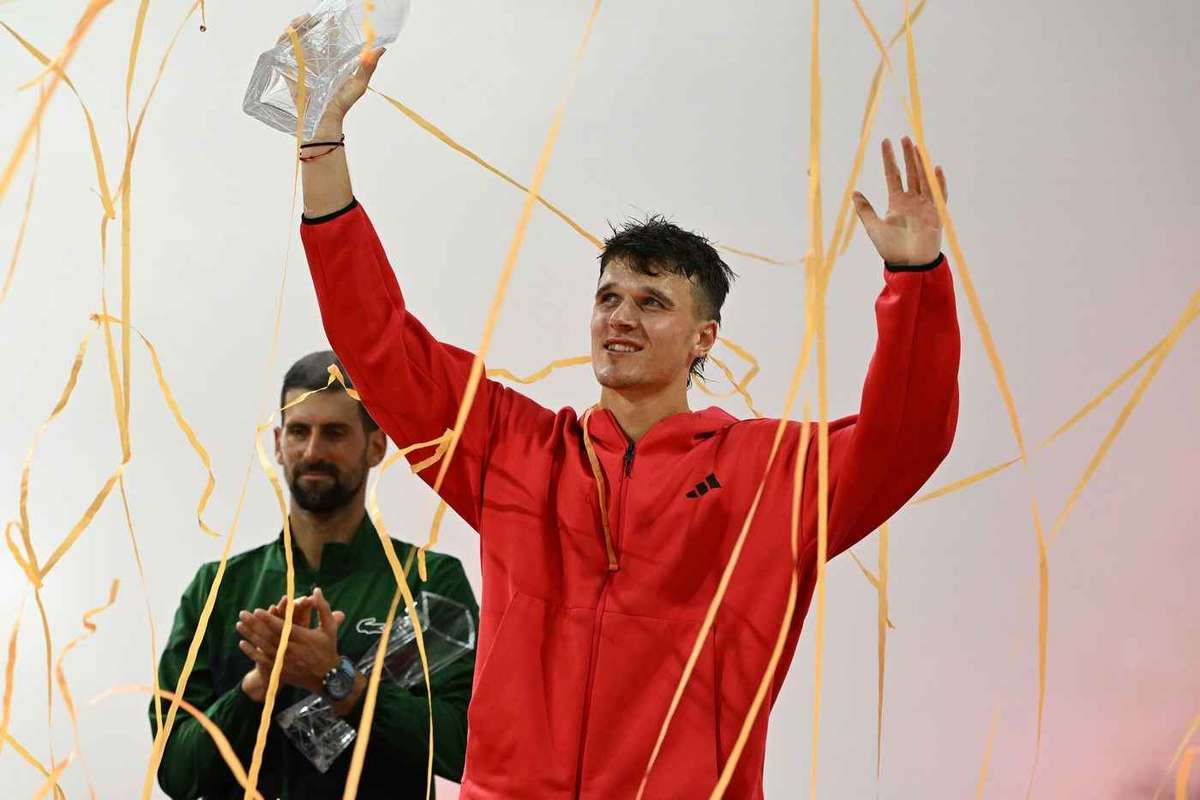 Cine este Jakub Mensik invingatorul lui Novak Djokovic la Miami