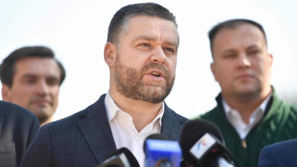 Ciprian Ciucu a dat in judecata MApN primarul contesta autorizatia hotelului
