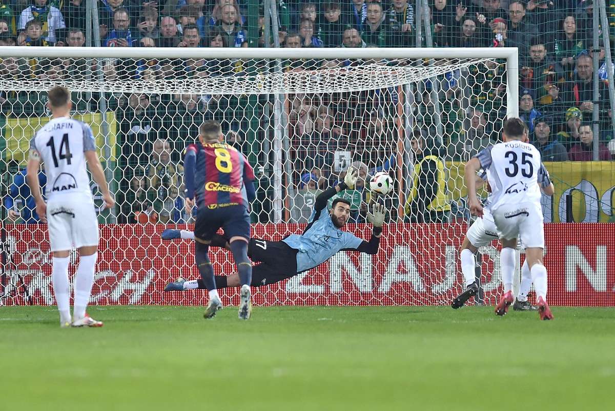 Cojocaru apara un penalty si ajunge in finala