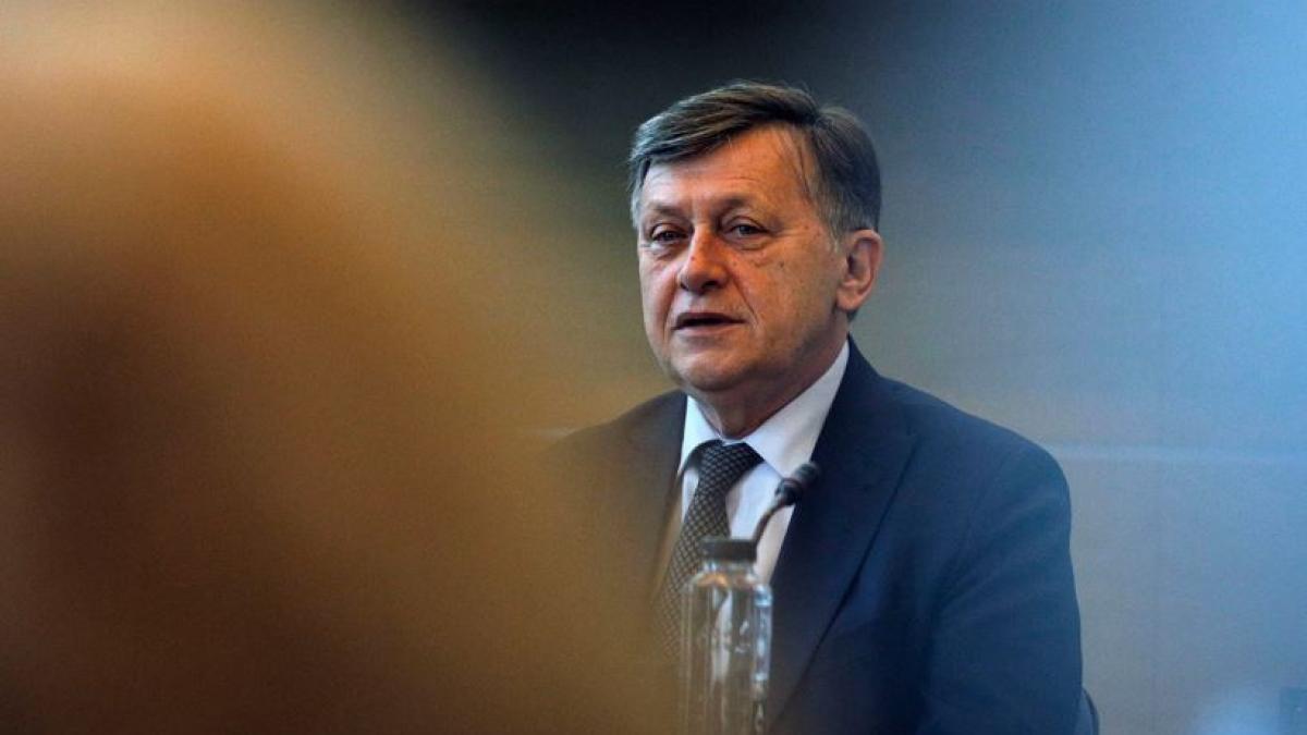 Crin Antonescu Ilie Bolojan e aproape hartuit de candidati care vor sa ii paraziteze increderea El ma sustine