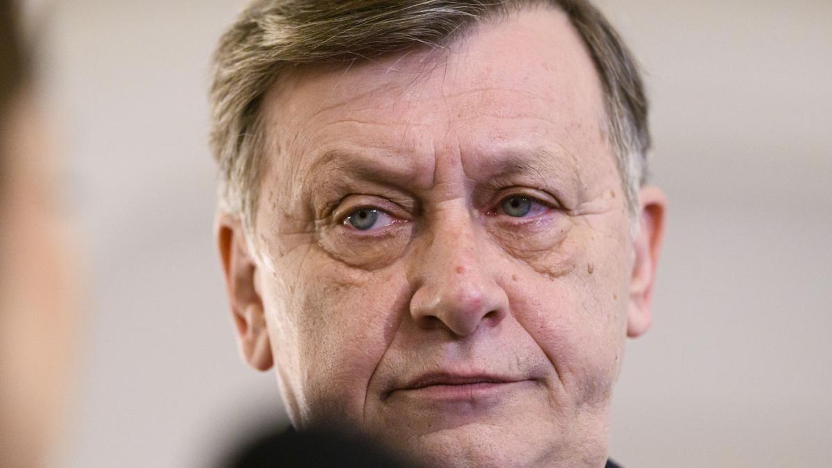 Crin Antonescu a cerut o lege pentru eliminarea pensiilor speciale ale magistratilor