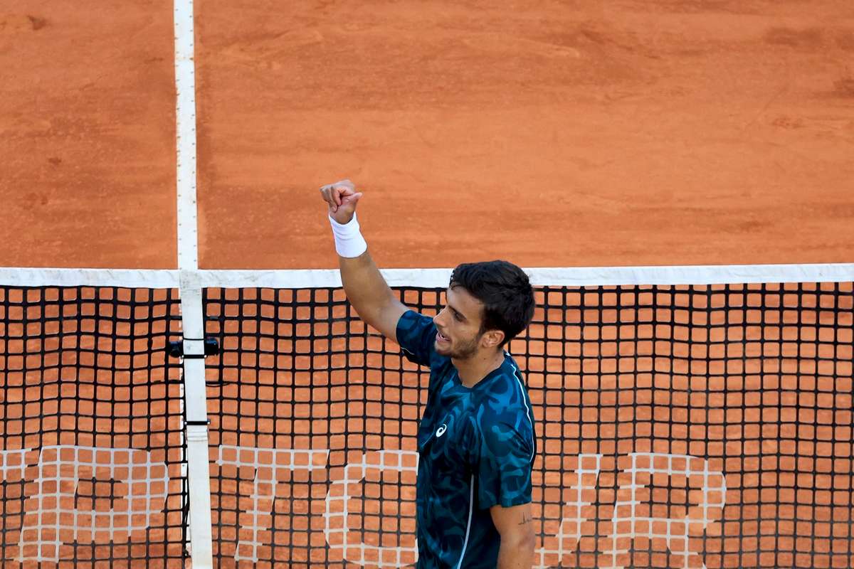 Lorenzo Musetti s a calificat in prima semifinala Masters invingandu l pe Tsitsipas