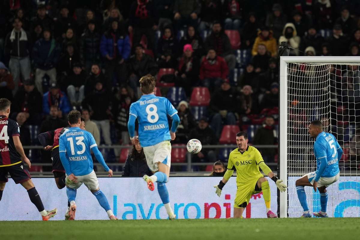 Napoli se impiedica la Bologna Fostul portar de la CFR Cluj primeste golul anului