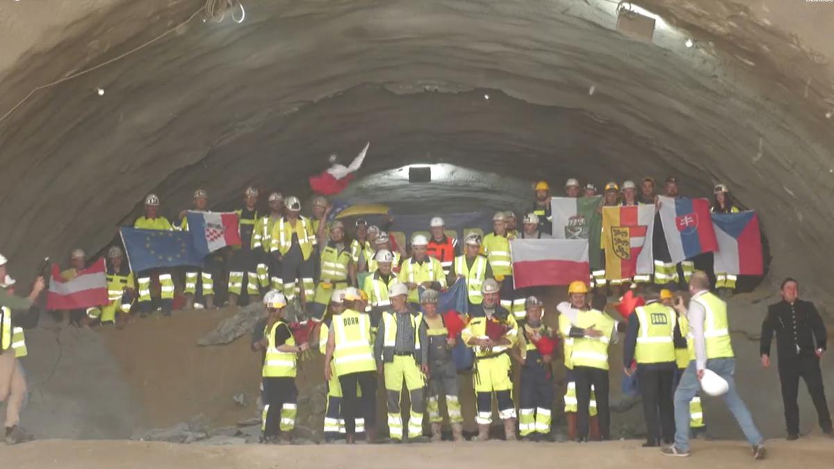 Primul tunel rutier forat din Romania finalizat complet Cand se va deschide Tunelul Momaia de pe A1
