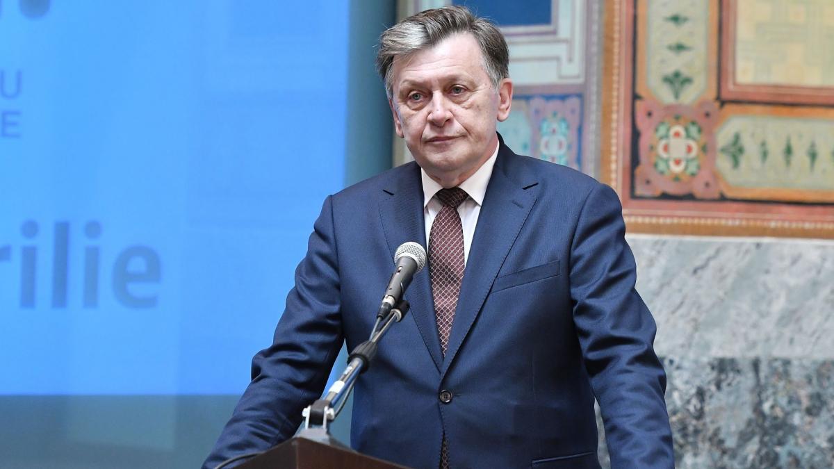 Un prieten al lui Crin Antonescu vorbeste despre urmarirea sa de Securitate