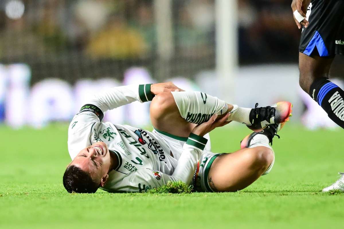 VIDEO James Rodriguez aproape eliminat dupa ce a aruncat gheata spre arbitru