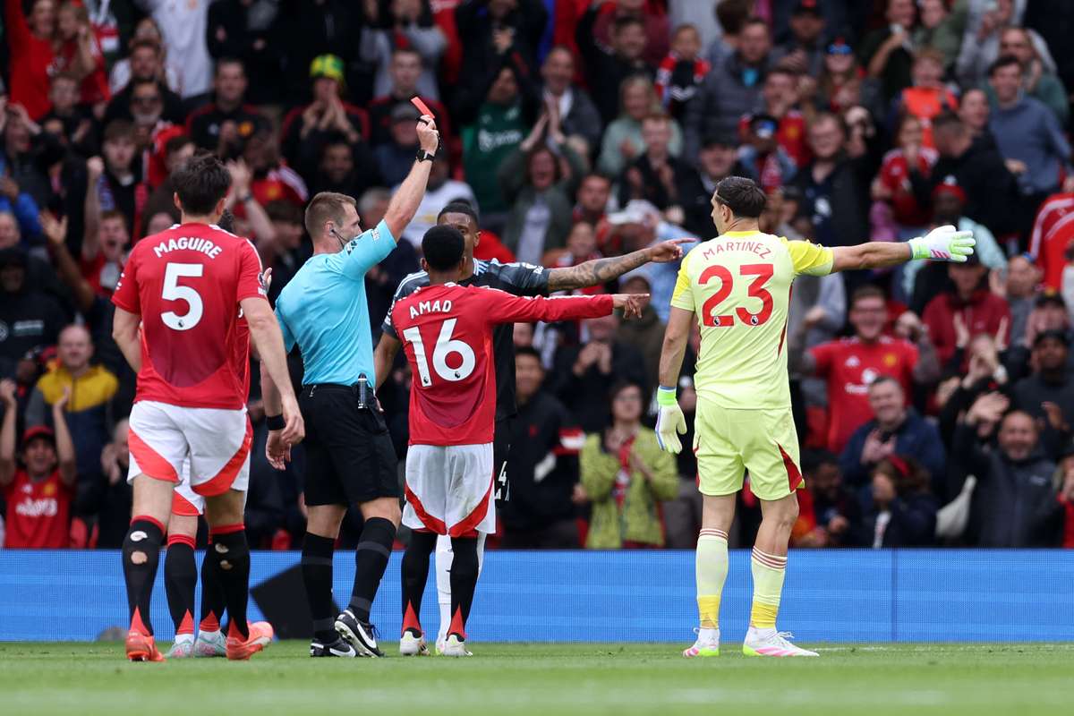 Emiliano Martinez a facut istorie in Premier League cinci parada si un carton rosu