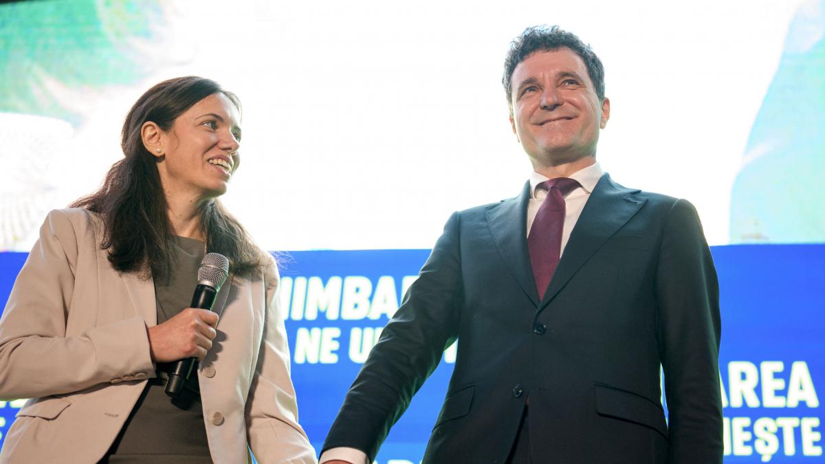 Nicusor Dan a anuntat ca se insoara dar fara nunta