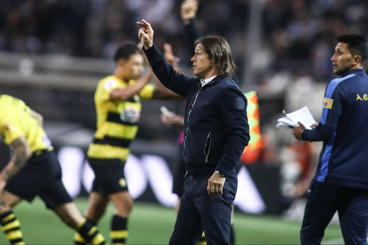 Rivala lui Razvan Lucescu si a pierdut antrenorul