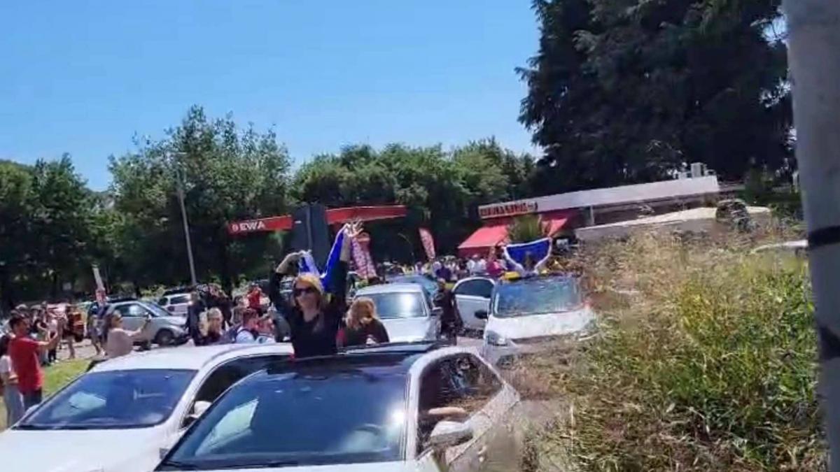 Sustinatorii lui George Simion protesteaza cu manele la Roma