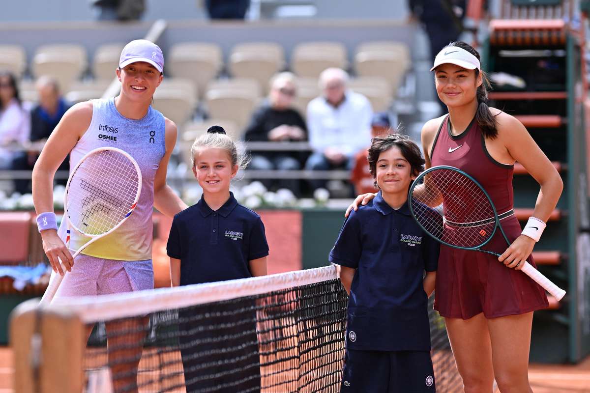 Swiatek o infrange pe Raducanu ajungand la 23 de victorii consecutive la Roland Garros