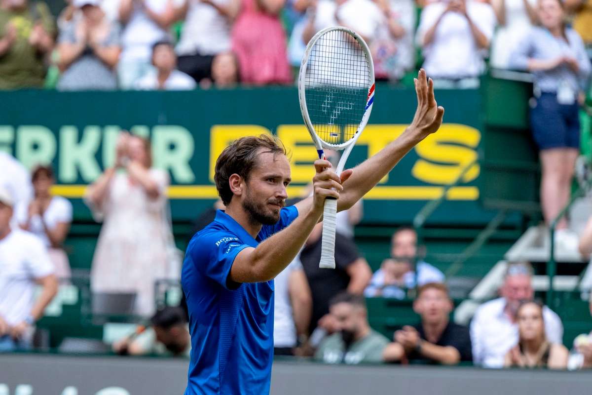 Medvedev l a invins pe Zverev in semifinale
