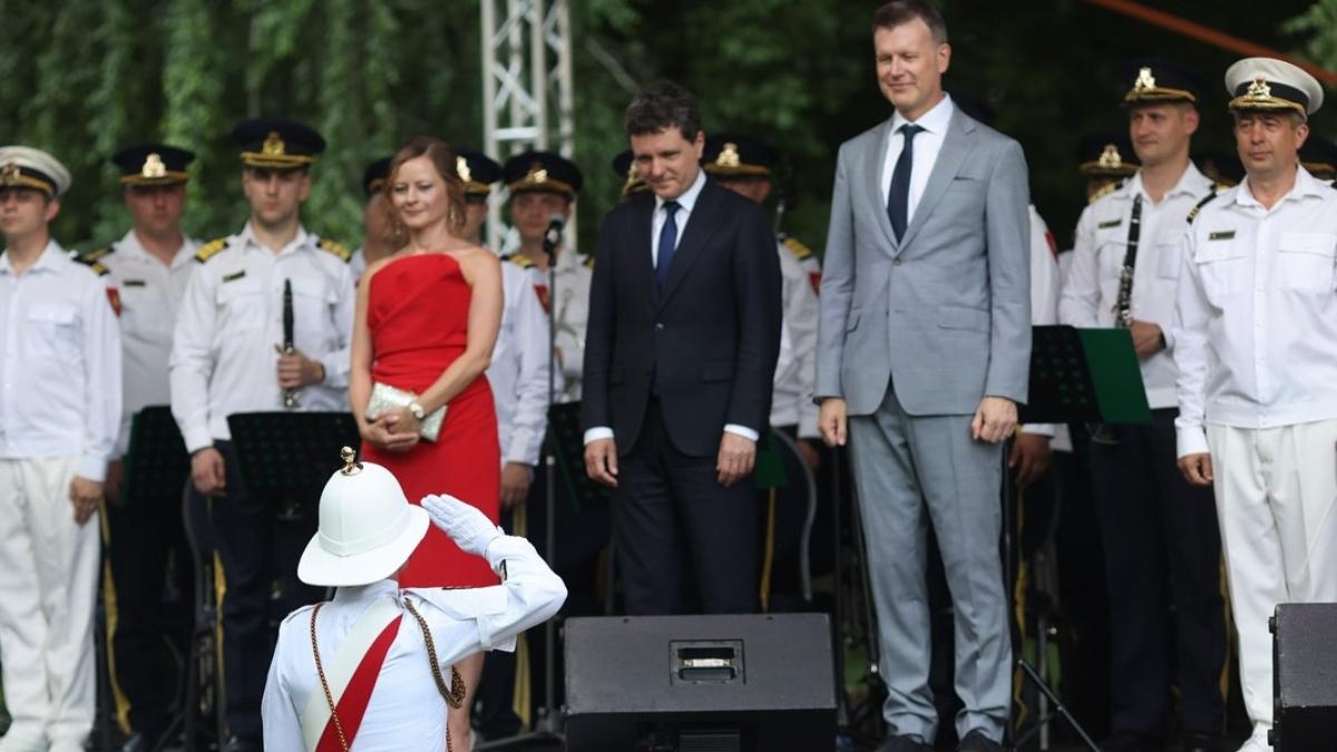 Petrecerea de ziua Regeului Nicusor Dan