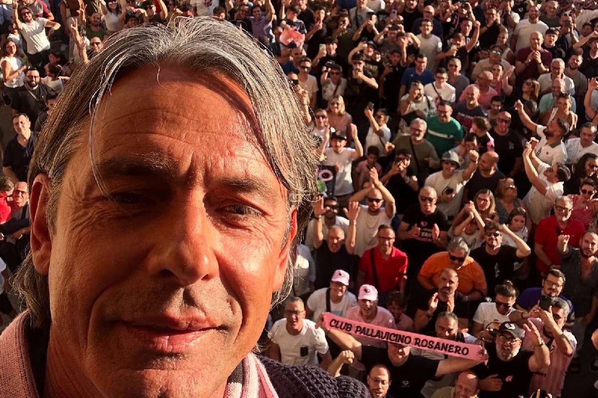 VIDEO Filippo Inzaghi aclamat de sute de fani la prezentare
