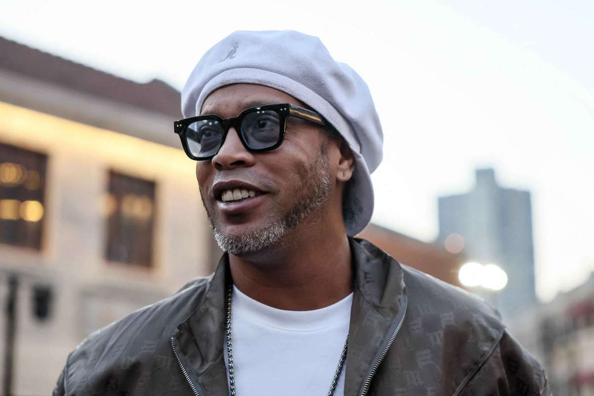 cine transmite meciul legendarului ronaldinho la tv