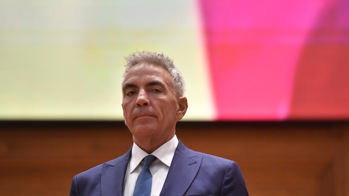 Anastasiu anunta ca multi directori sau reduse salariile