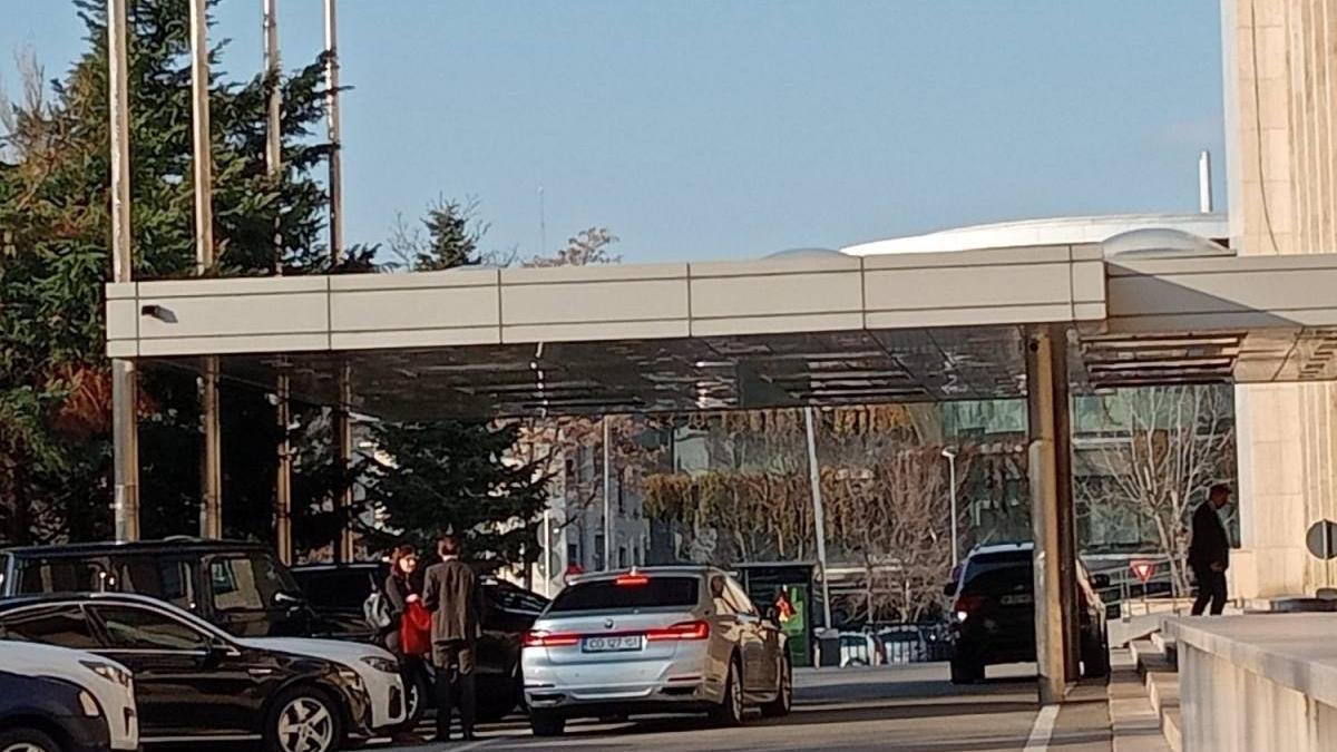 Angajatii din Guvern spun Deplasarea unui demnitar costa lunar intre 21000 si 30000 de lei