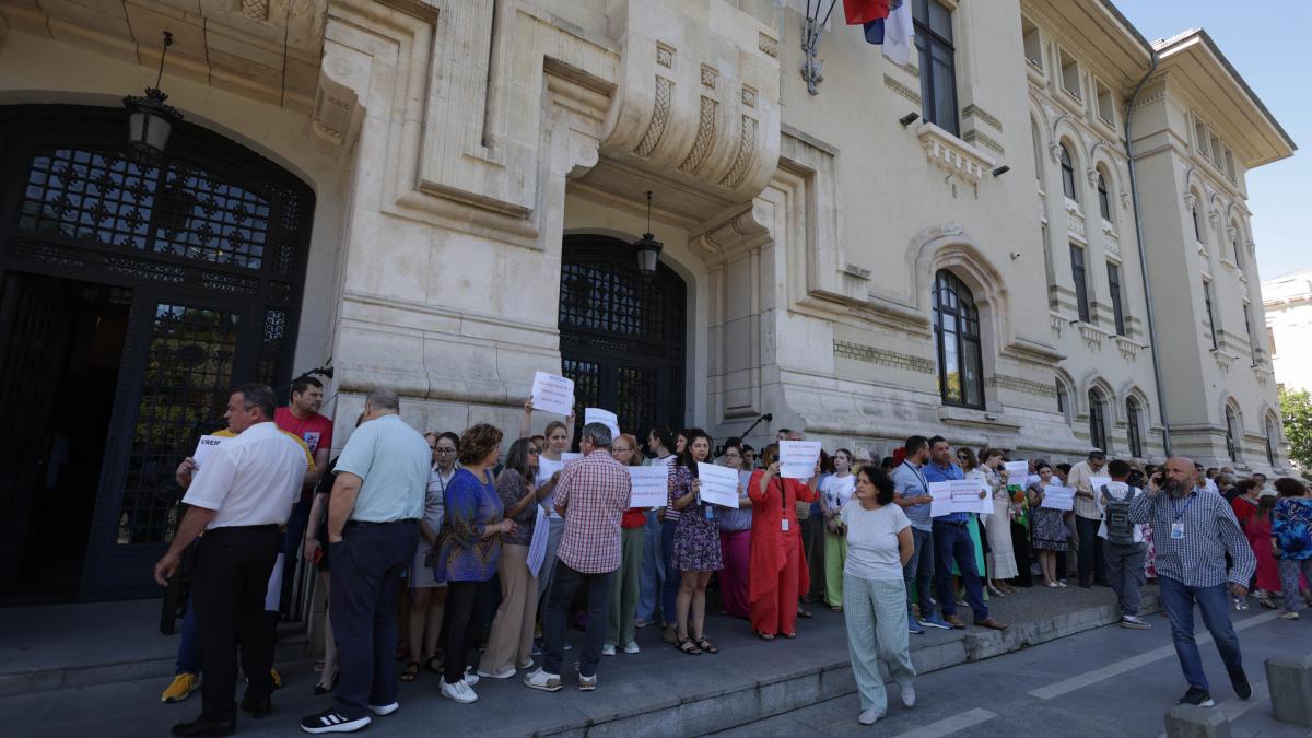 Angajatii primariilor intra in greva Ii vom inchide Guvernul ne ignora