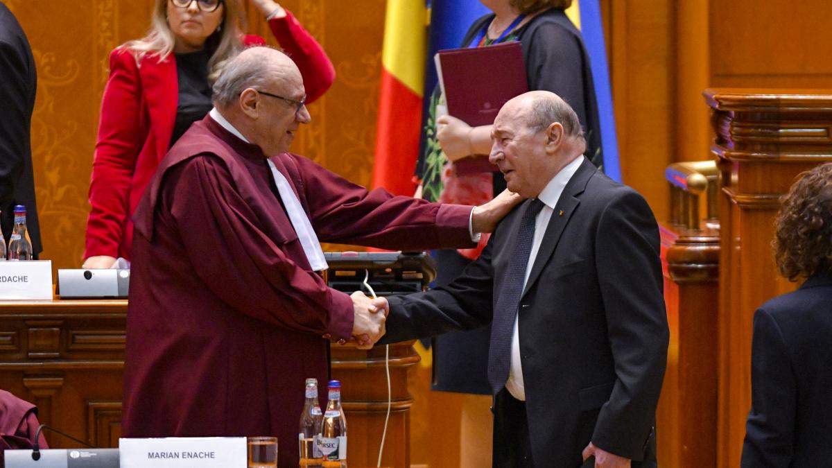 CCR restituie lui Basescu privilegii pierdute din cauza Securitatii