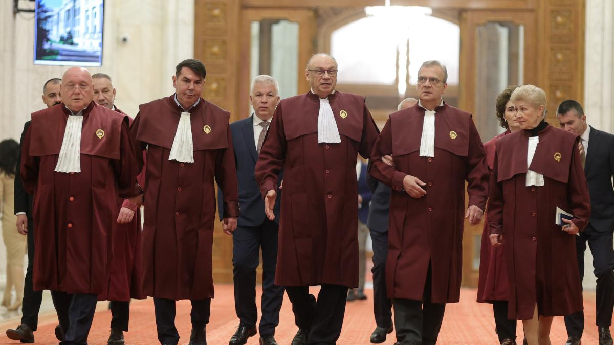 Dezmat cu bani publici la CCR bilete scumpe si stilouri costisitoare