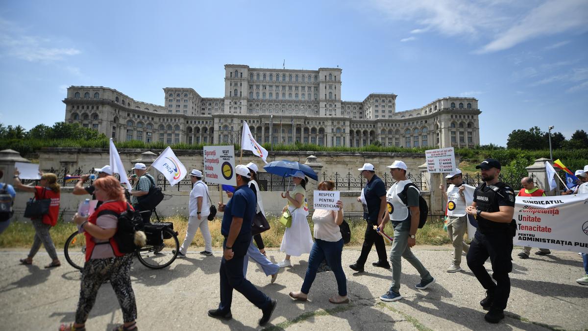 Functionarii actioneaza in judecata statul roman pentru sporuri