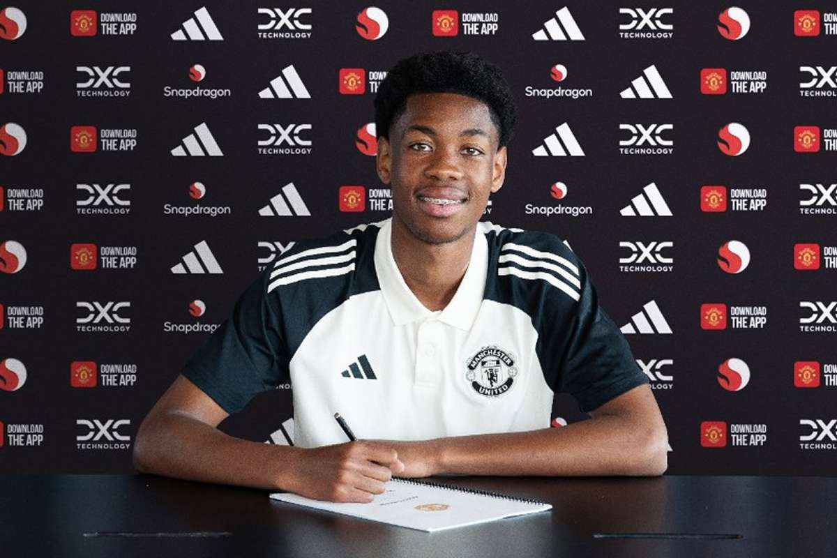 Manchester United finalizeaza transferul fiului lui Kana Biyik