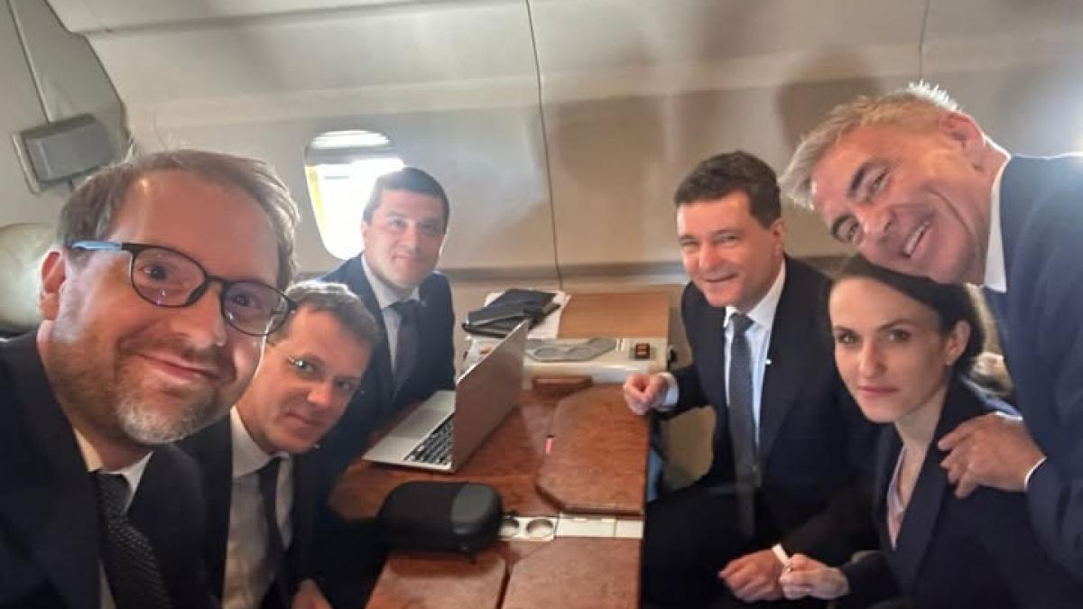 Nicucor Dan ministrii USR si Dominic Fritz selfie in avionul Spartan