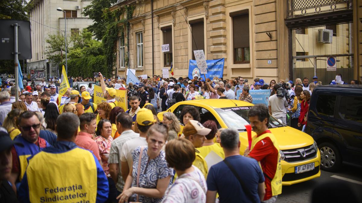 Profesorii protesteaza la Ministerul Educatiei Daniel David Daca demisia rezolva o dadeam demult