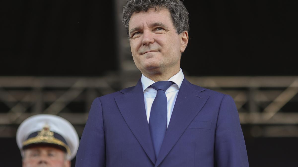 Vicepremierul Dragos Anastasiu Cere angajatilor la stat sa renunte
